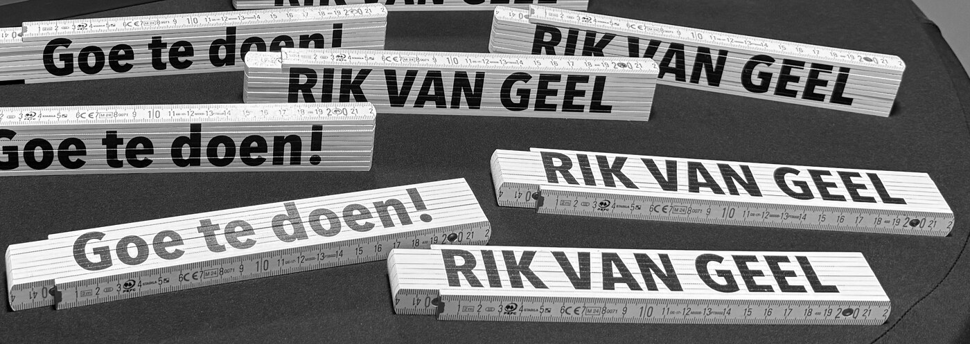 Vouwmeters met &lsquo;RIK VAN GEEL&rsquo; en &lsquo;Goe te doen!&rsquo;